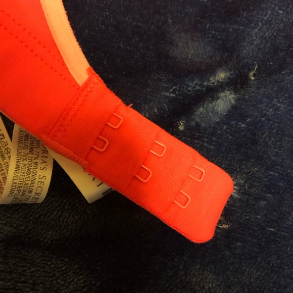 A Pop of Color! 32C VSX Padded Sports Bra - Picture 7 of 8